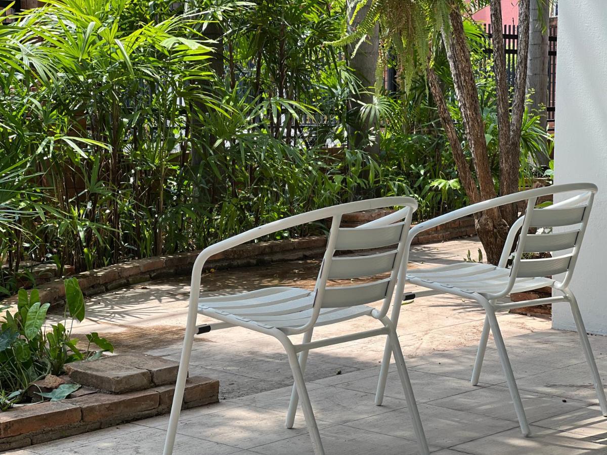 Mini-Me Hubs, Charm Suites & Pool In Old City Chiang Mai Exterior foto
