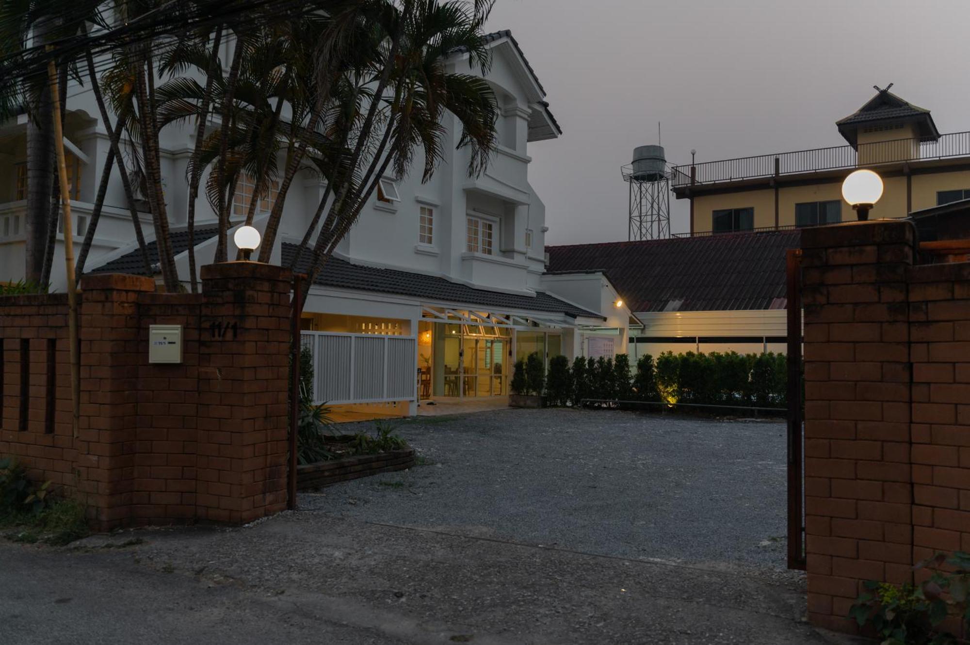 Mini-Me Hubs, Charm Suites & Pool In Old City Chiang Mai Exterior foto