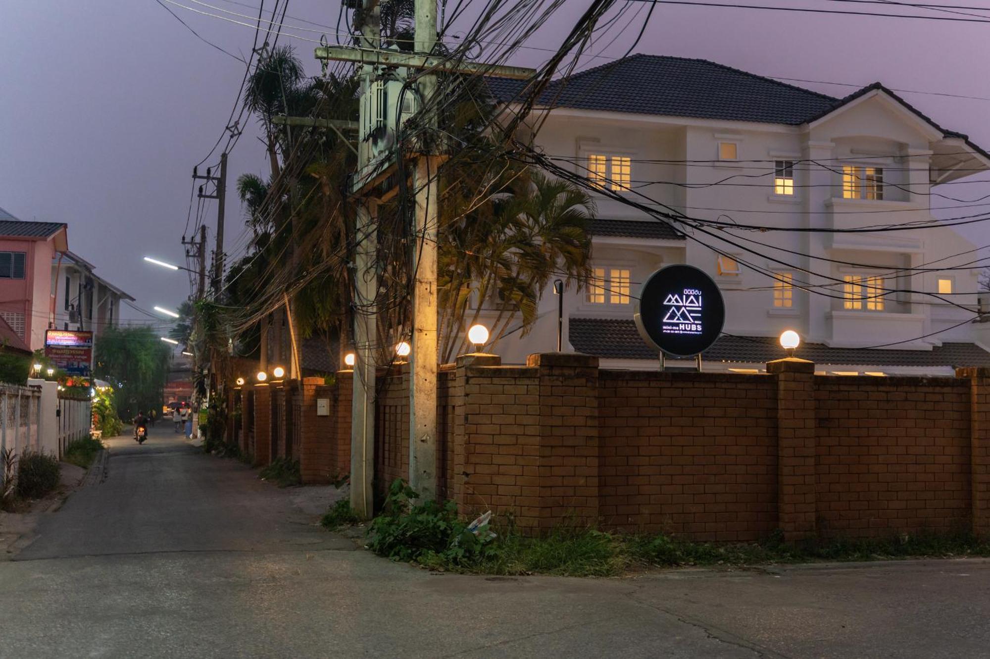Mini-Me Hubs, Charm Suites & Pool In Old City Chiang Mai Exterior foto